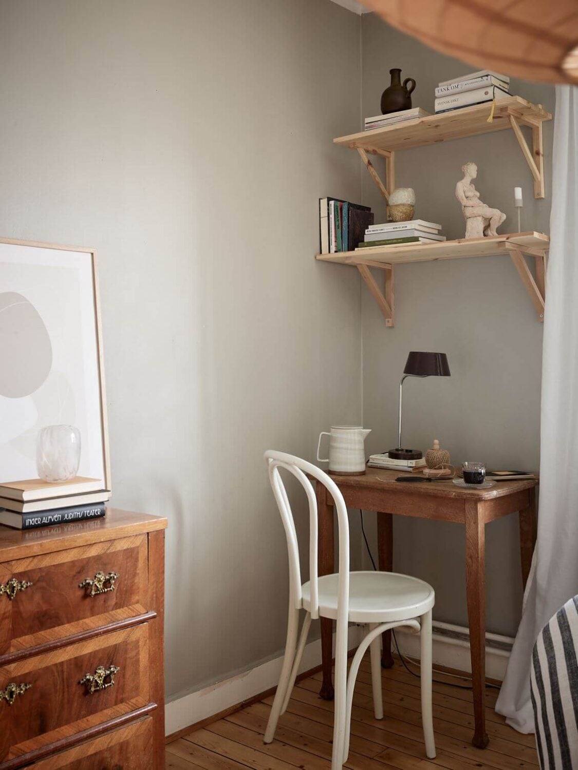 A Small Studio Apartment with Gray Walls 3 tiny-workspace-wooden-desk-studio-apartment-gray-walls-nordroom