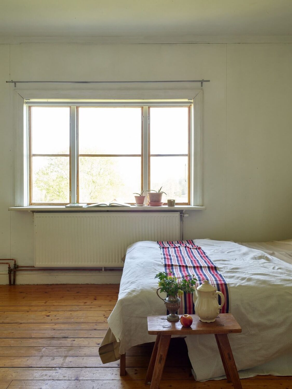 A Vintage Colorful Family Home in the Swedish Countryside 22 white-bedroom-wooden-floorboards-family-house-sweden-nordroom