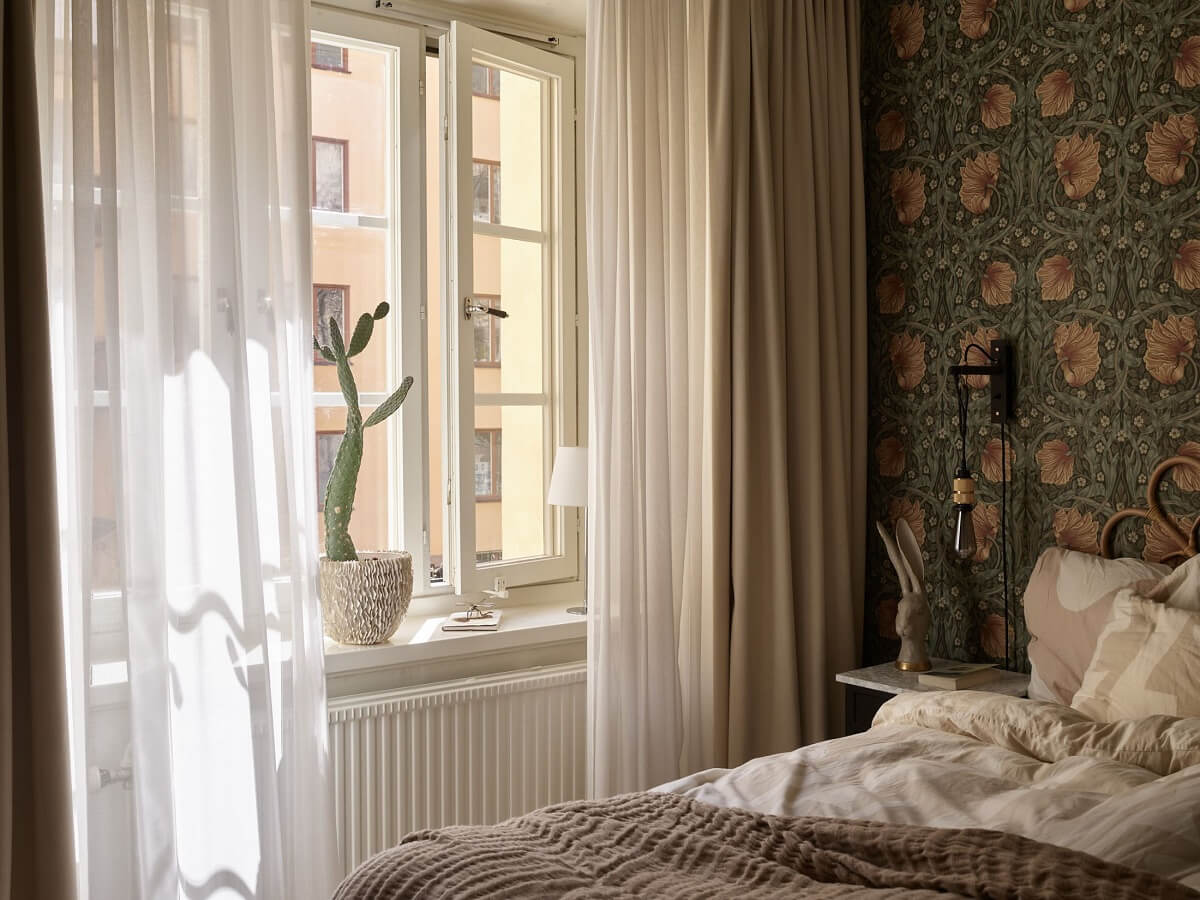 Warm Muted Colors in a Stockholm Apartment 13 william-morris-wallpaper-bedroom-nordroom