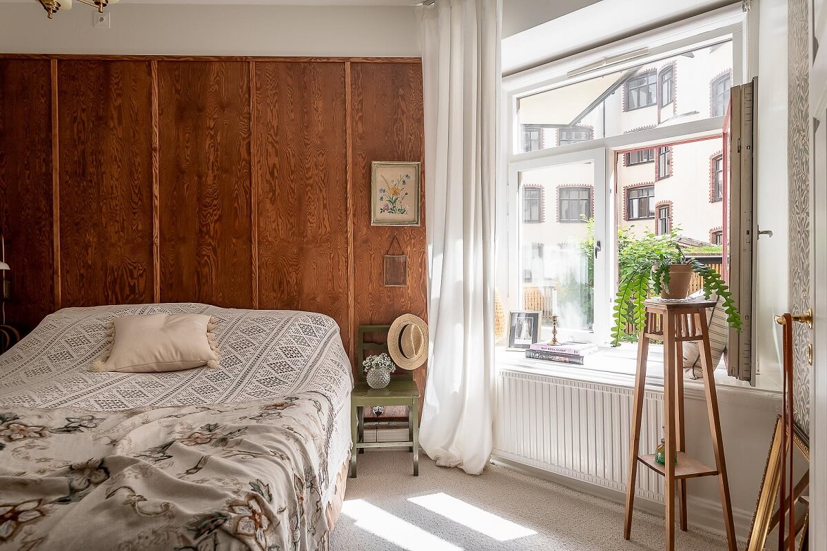 A Bright Swedish Apartment with William Morris Wallpaper 13 bedroom-midcentury-wooden-accent-wall-nordroom