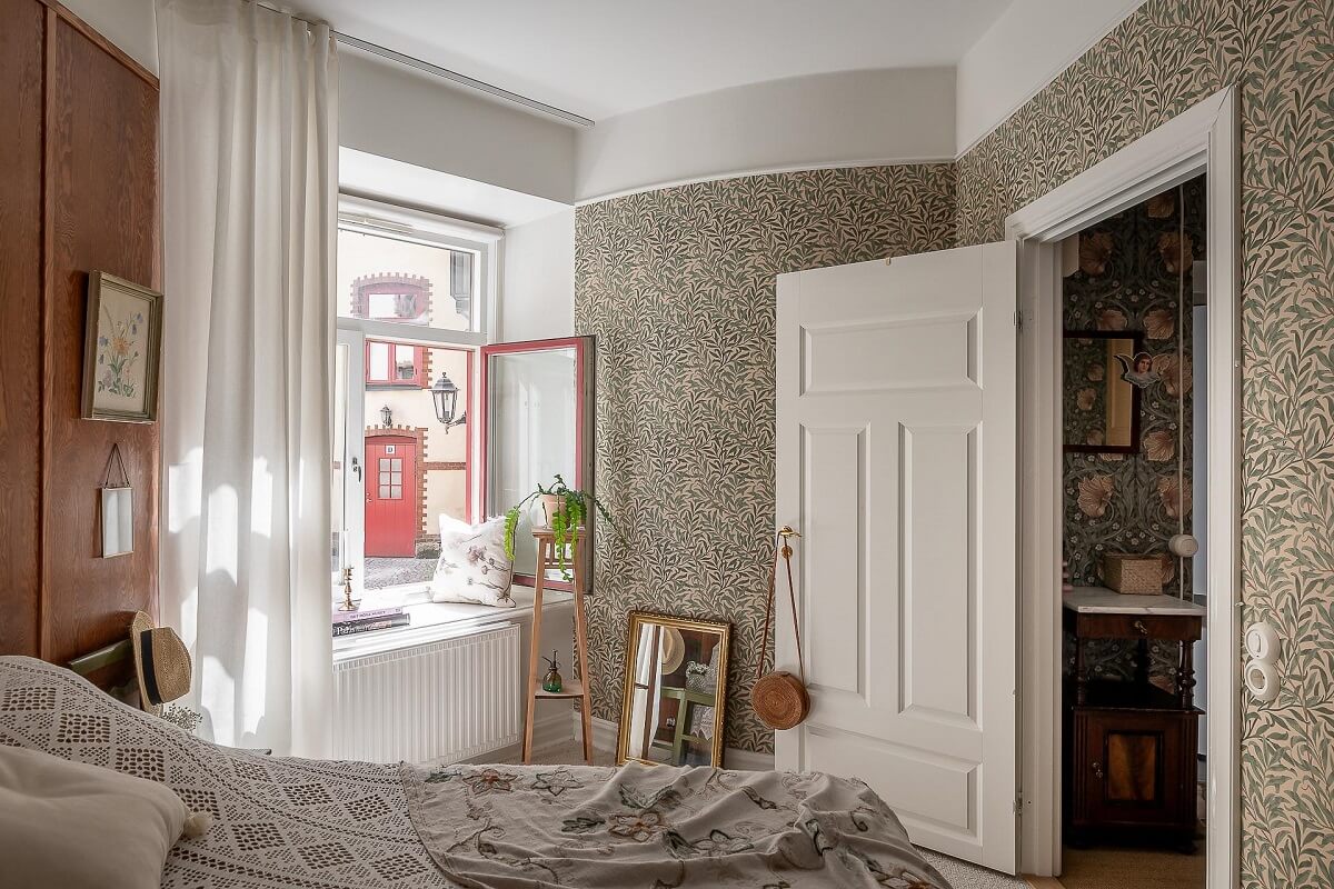 A Bright Swedish Apartment with William Morris Wallpaper 16 bedroom-william-morris-wallpaper-wooden-accent-wall-nordroom