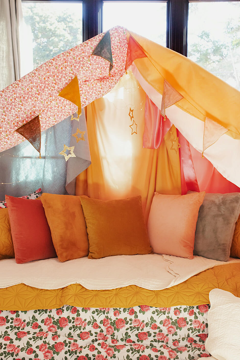 Beautiful Dorm Room Decorating Ideas 10 colorful-dorm-room-ideas-canopy-bed-nordroom