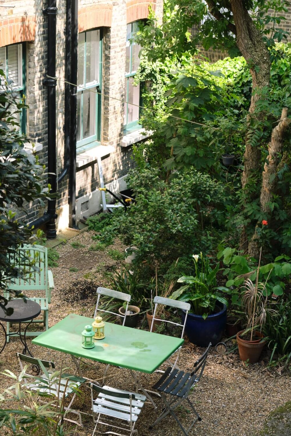 Bold Colors and Historic Details in a Victorian Apartment 19 garden-seating-greenery-london-apartment-nordroom