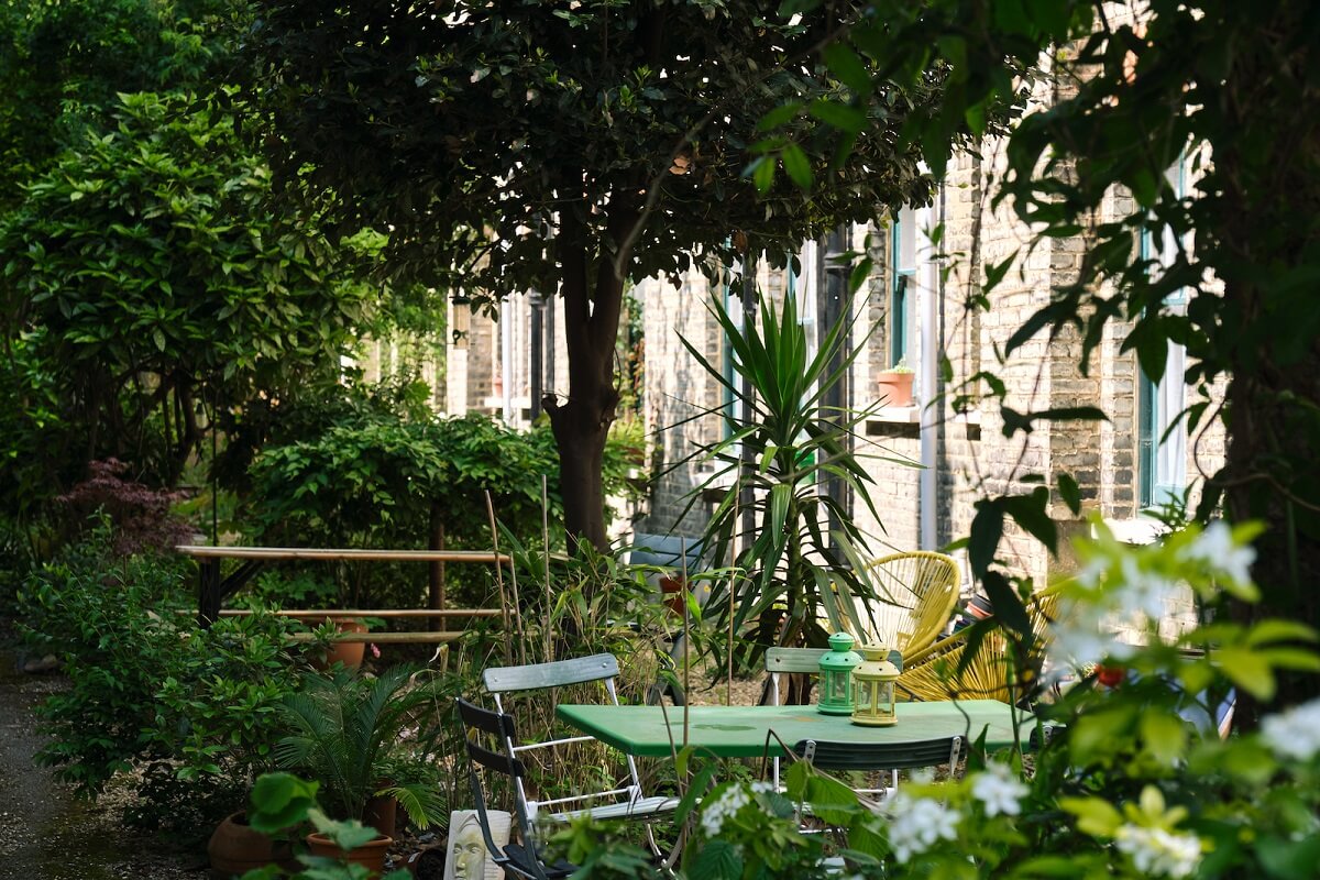 Bold Colors and Historic Details in a Victorian Apartment 18 green-outdoor-seating-plants-victorian-house-london-nordroom