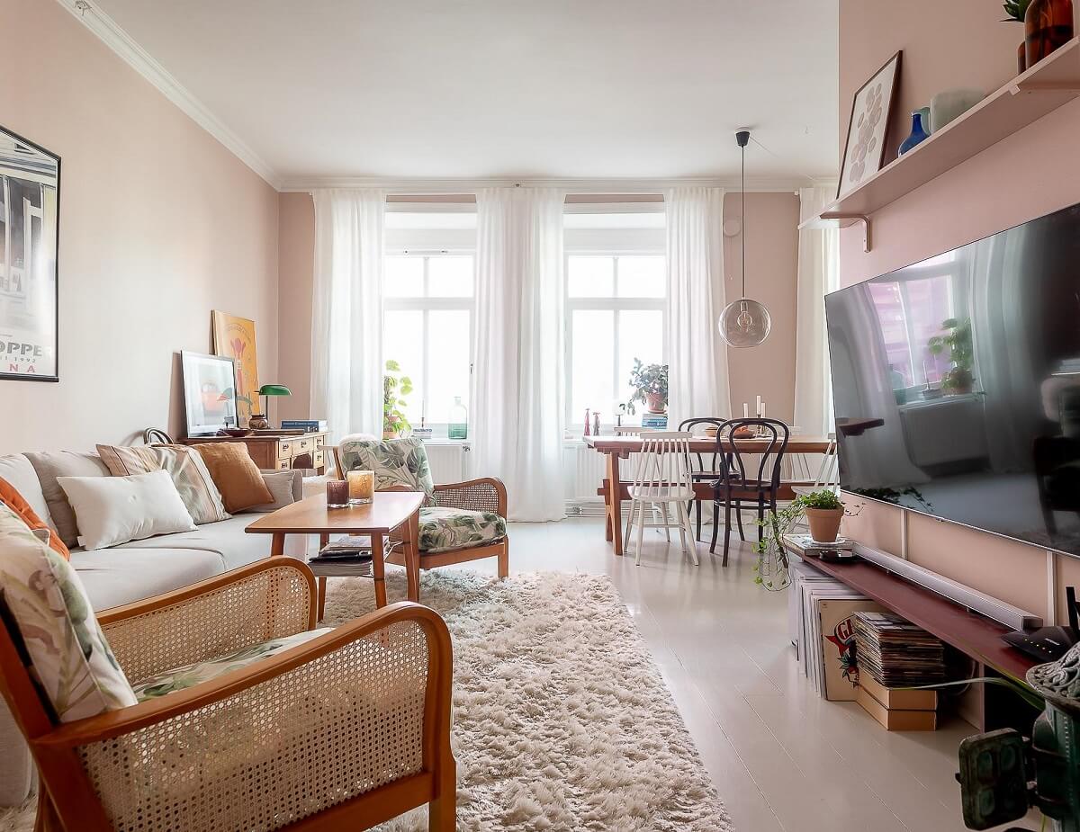 A Bright Swedish Apartment with William Morris Wallpaper 3 light-pink-living-room-midcentury-chairs-white-floor-nordroom