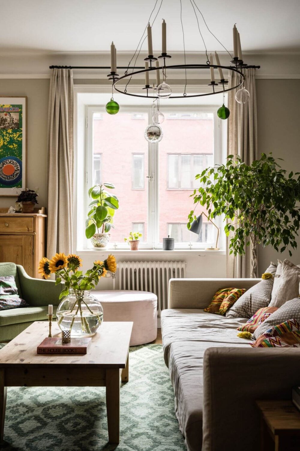 Green Color Accents in a Beautiful Historic Apartment 4 living-room-detail-round-chandelier-nordroom