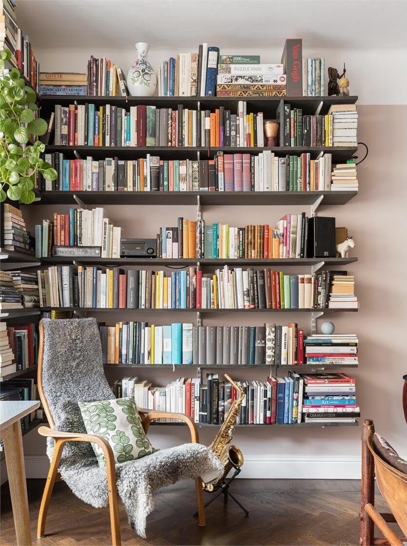A Warm Scandinavian Apartment Filled with Books & Plants 2 reading-nook-bookshelves-warm-scandi-apartment-nordroom