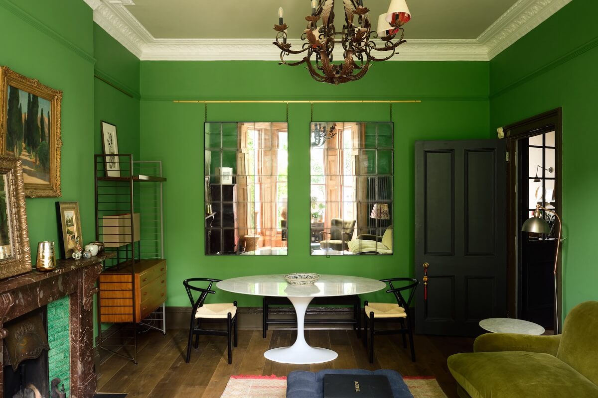 Bold Colors and Light Rooms in a Historic Apartment 4 round-white-dining-table-living-room-with-green-walls-nordroom