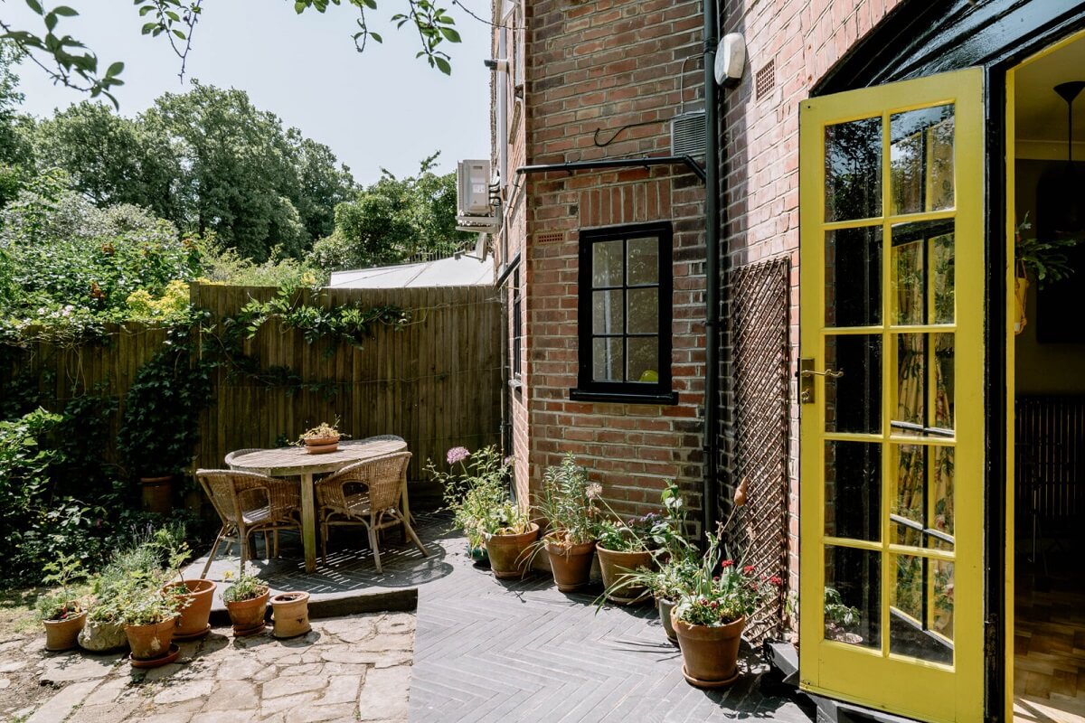 A London Home with Color Accents and a Secret Garden Shed 16 terrace-dining-table-garden-london-apartment-nordroom