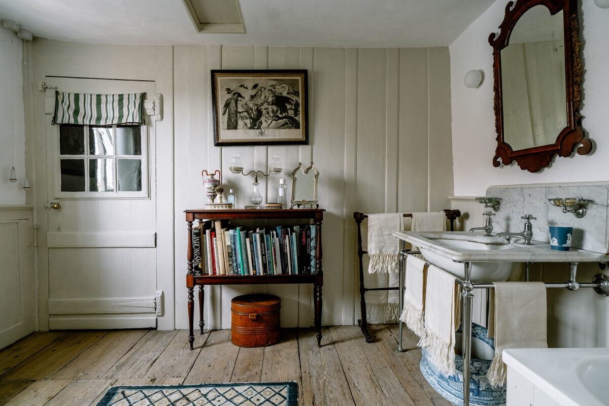 A Unique Historic House Near the English Coast 27 bathroom-antique-furnishings