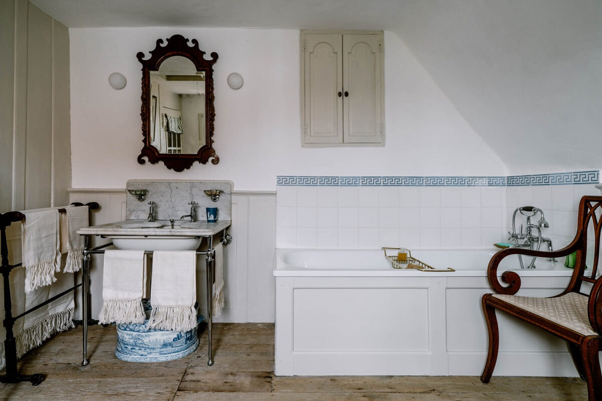 A Unique Historic House Near the English Coast 28 bathroom-antique-historic-house