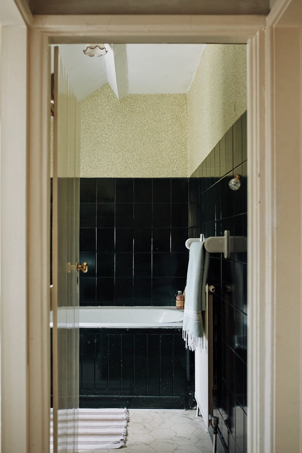 An English Cottage with a Perfect Kitchen 24 bathroom-black-tiles-nordroom