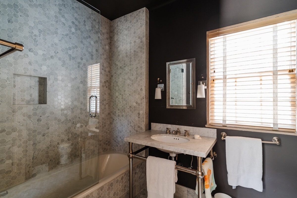 Black Accents in a Traditional Los Angeles Home 30 bathroom-black-wall-marble-tiles-nordroom
