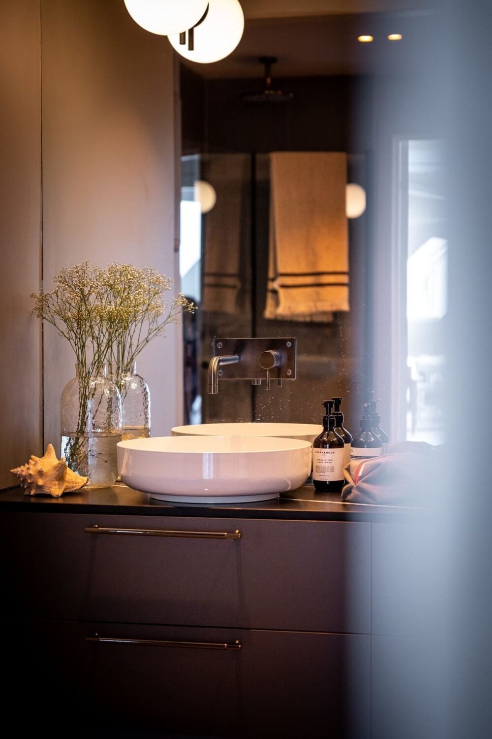 A Bright Penthouse Apartment in Oslo 19 bathroom-dark-cabinets-penthouse-nordroom