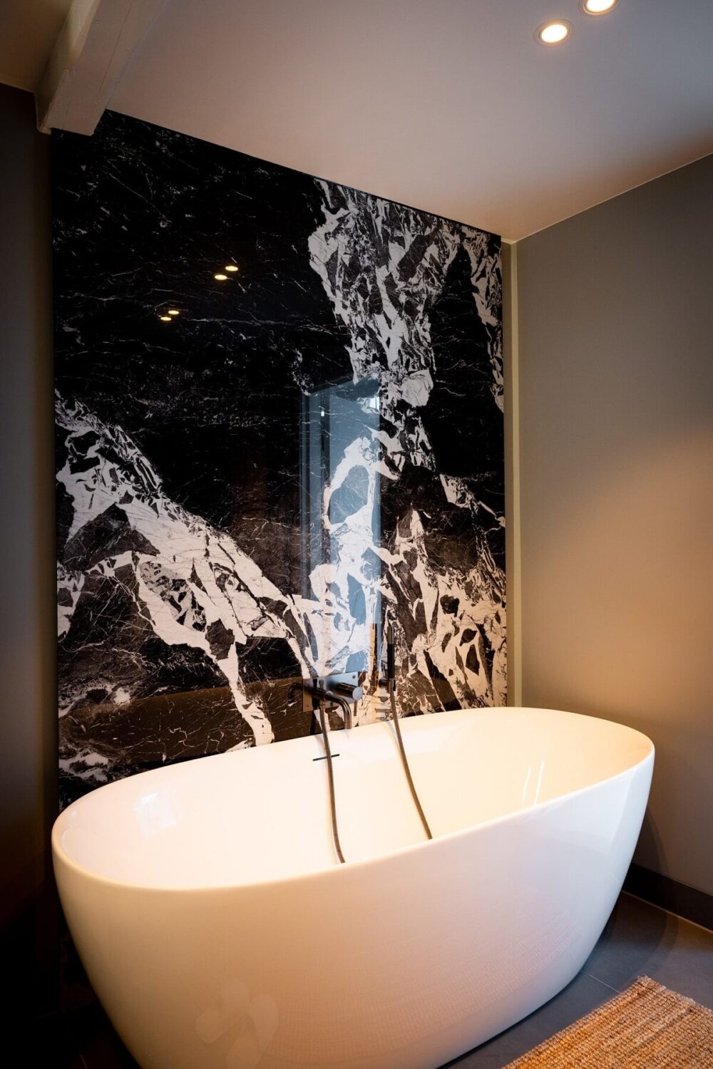 A Bright Penthouse Apartment in Oslo 20 black-marble-tiles-bathroom-freestanding-bath-nordroom