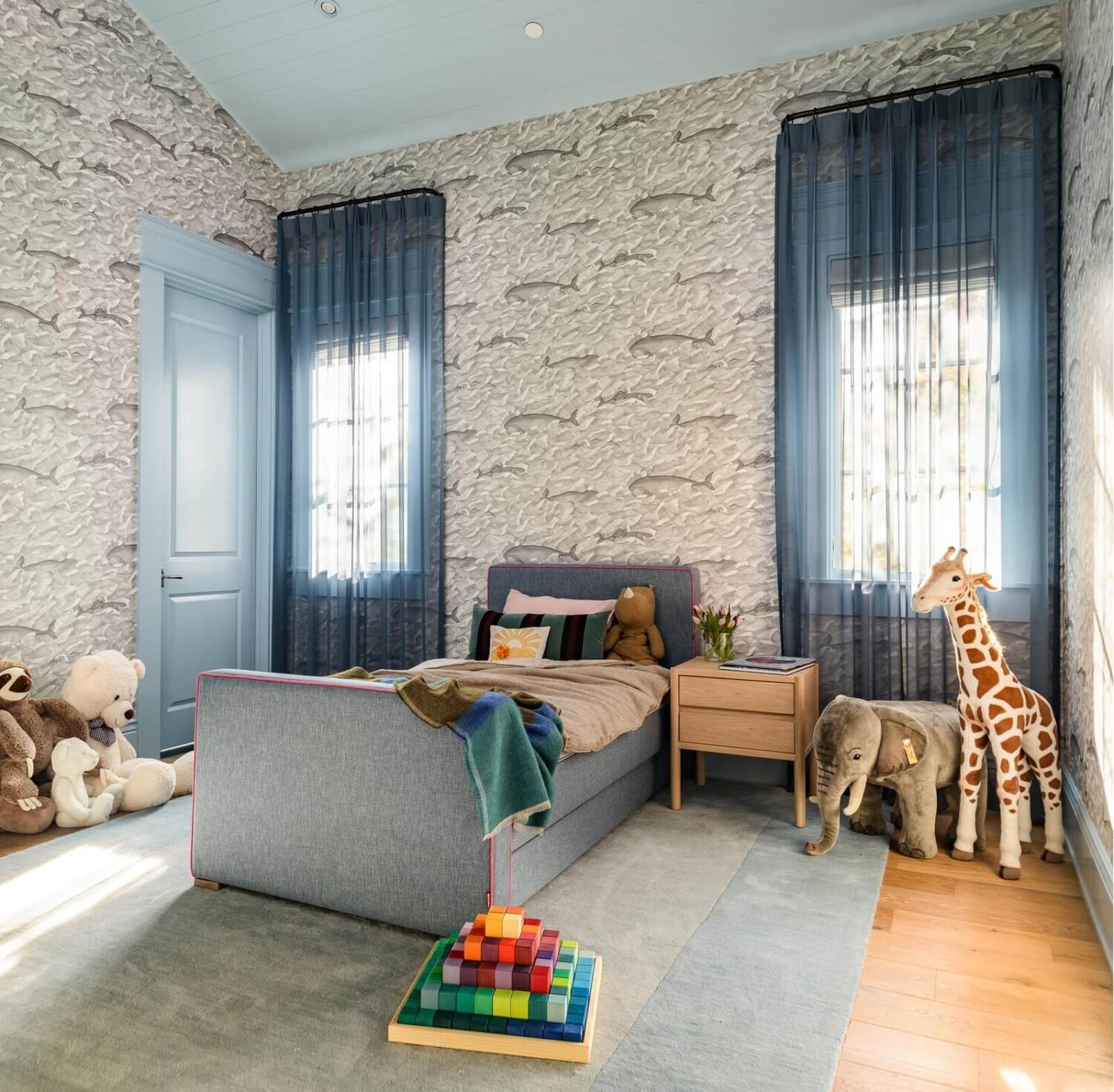 26 Children's Bedrooms Decorated with Animal Wallpaper 20 blue-children-room-fredrik-eklund-nordroom