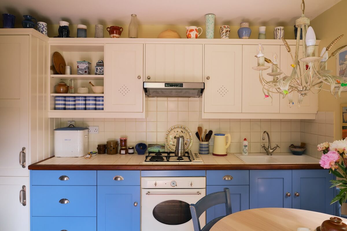 An English Cottage with Blue Color Accents 5 blue-white-kitchen-cabinets-nordroom