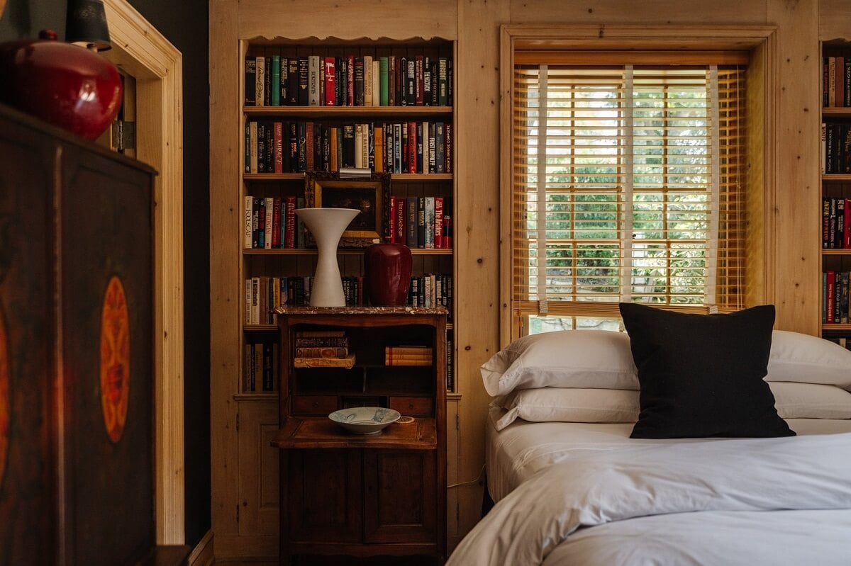 Black Accents in a Traditional Los Angeles Home 28 built-in-bookshelves-bedroom-nordroom