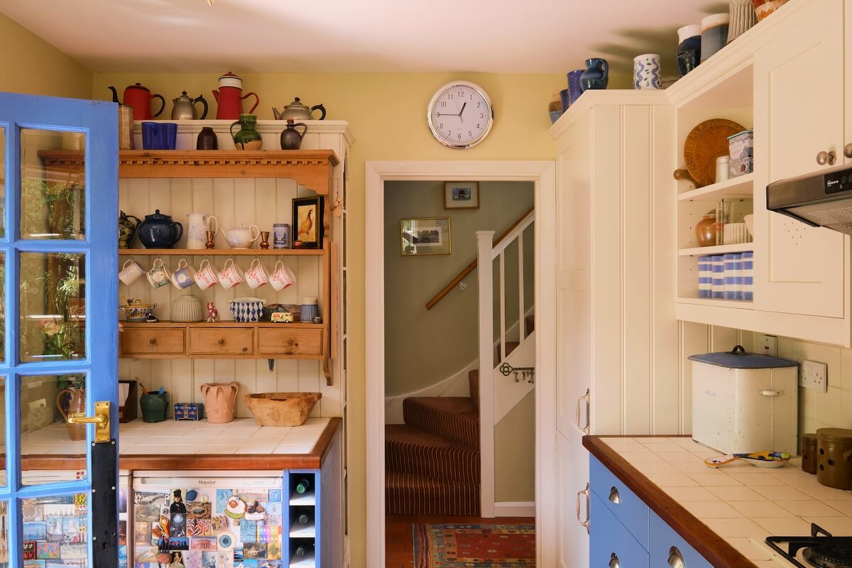 An English Cottage with Blue Color Accents 8 cottage-kitchen-blue-color-accents-nordroom