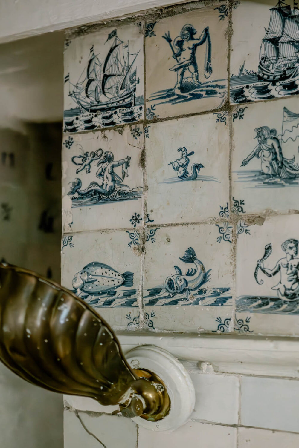A Unique Historic House Near the English Coast 17 delft-tiles-historic-house-england-nordroom