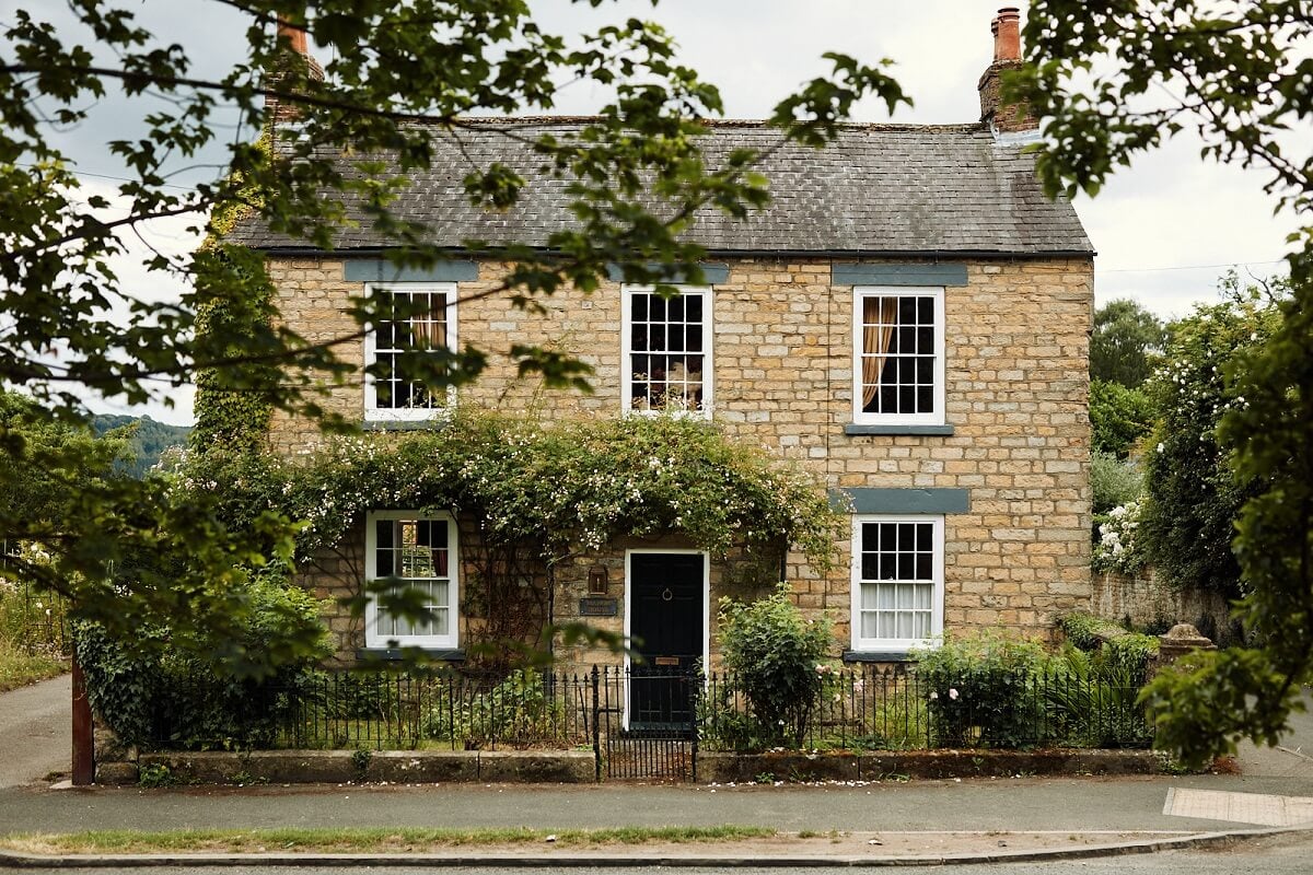 An English Cottage with a Perfect Kitchen 30 english-cottage-Ampleforth-climbing-roses-nordroom