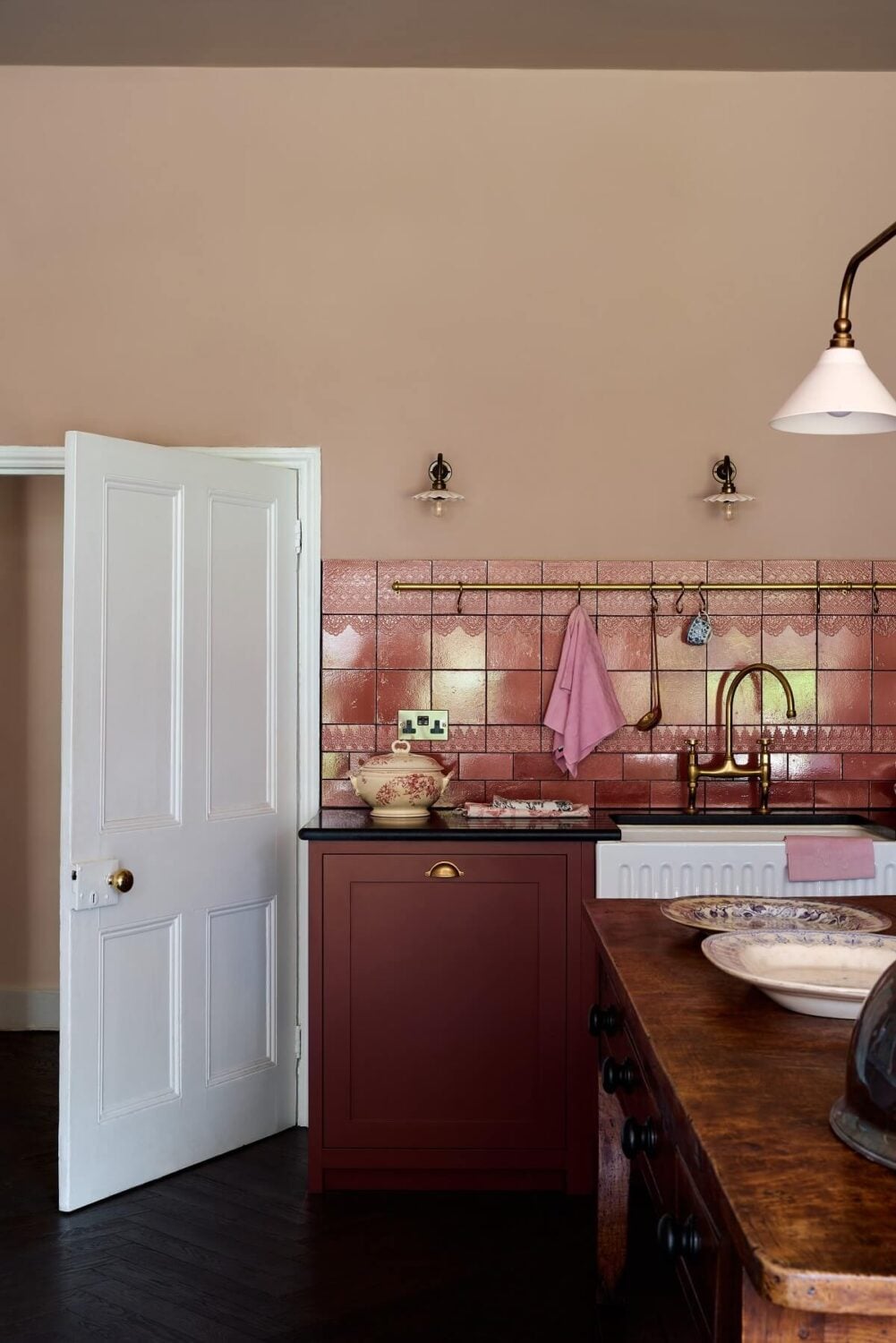 An English Country House Kitchen with Pink Tiles 5 english-country-kitchen-pink-tiles-red-cupbaords-nordroom
