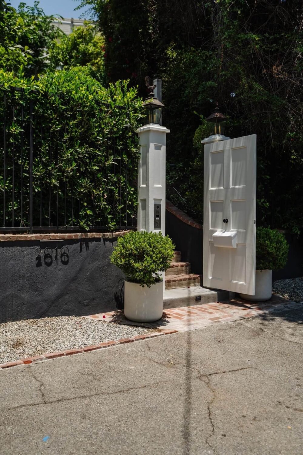 Black Accents in a Traditional Los Angeles Home 49 entry-los-angeles-home-nordroom