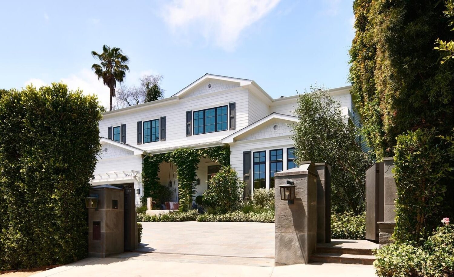 17 Shades of Pink in Fredrik Eklund's Beverly Hills Home 32 exterior-fredrik-eklund-beverly-hills-home-nordroom