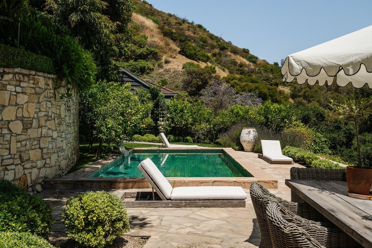 Black Accents in a Traditional Los Angeles Home 41 garden-in-the-hills-swimming-pool-lounge-bed-nordroom