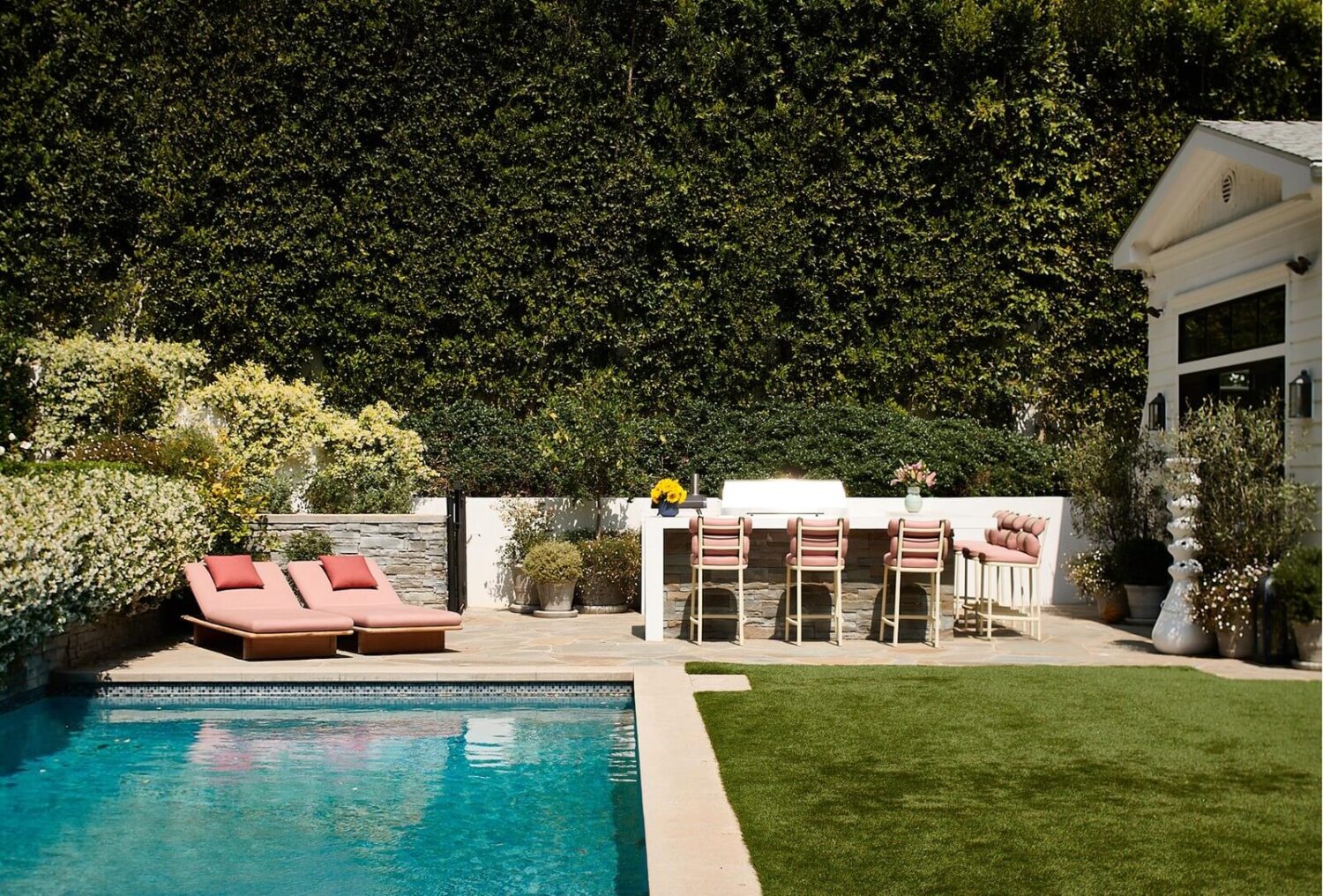 17 Shades of Pink in Fredrik Eklund's Beverly Hills Home 22 garden-swimming-pool-outdoor-kitchen-nordroom