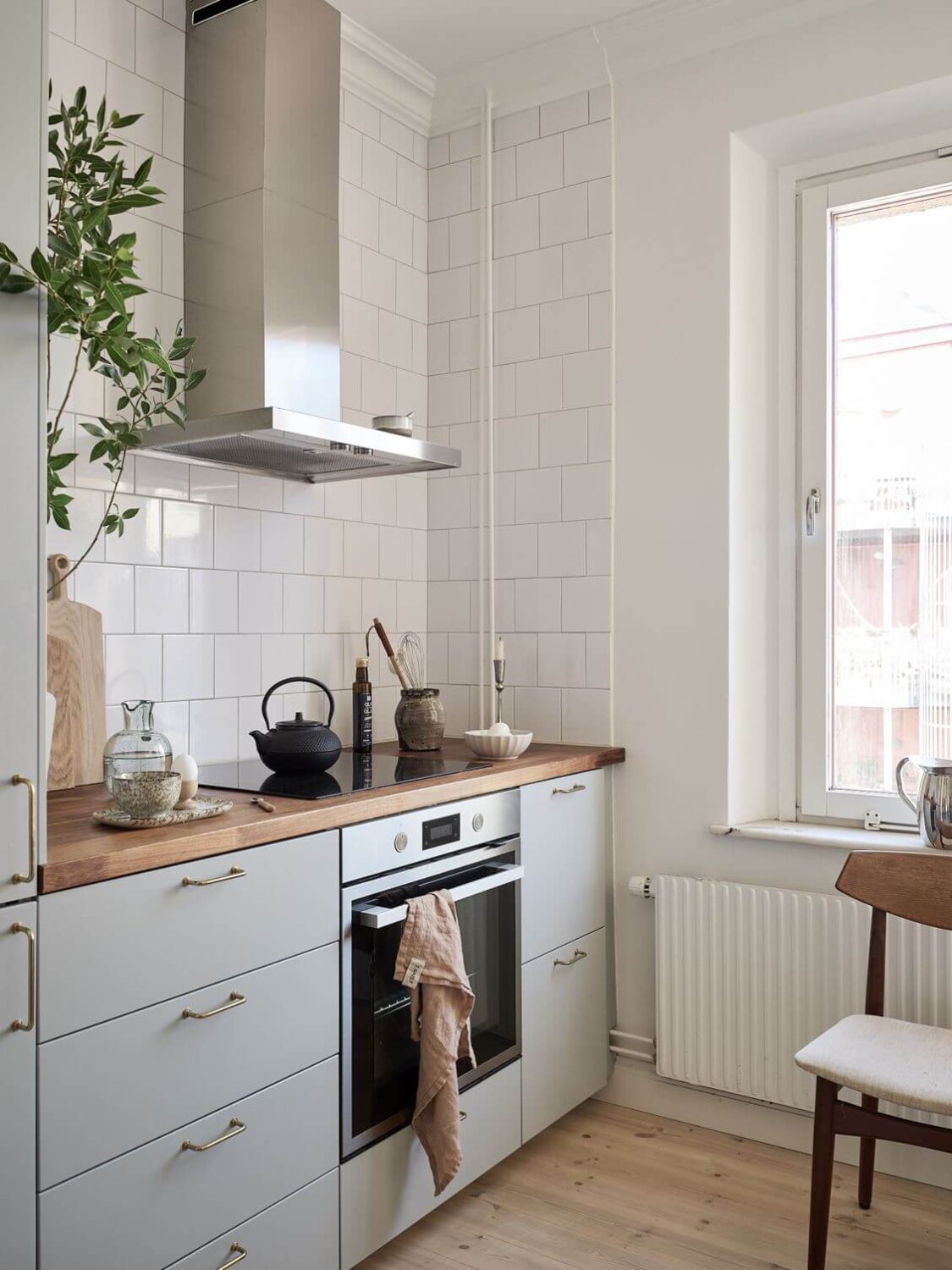 A Swedish Apartment with an Exposed Brick Wall 8 light-gray-kitchen-cabinets-wooden-floor-nordroom