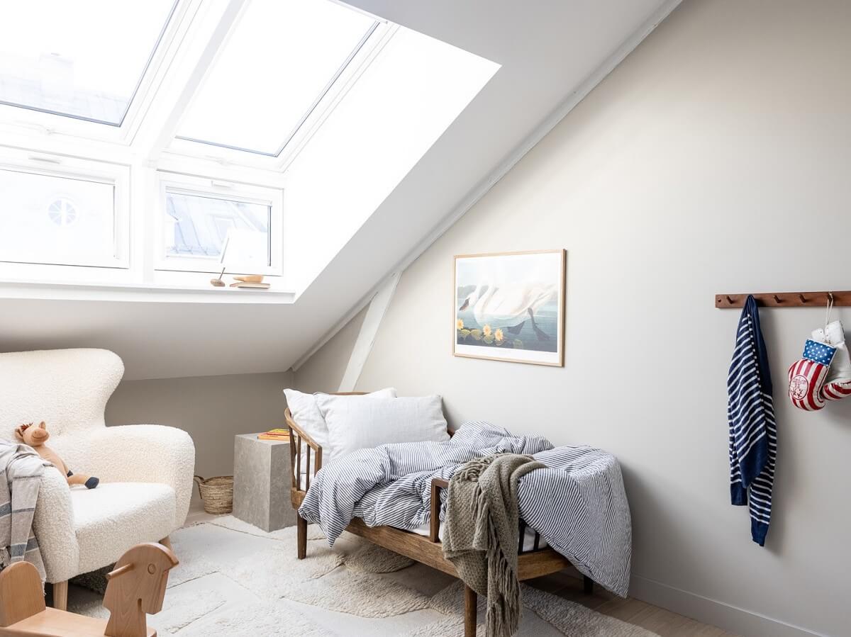 A Bright Penthouse Apartment in Oslo 17 light-kids-bedroom-slanted-ceiling-large-window-nordroom