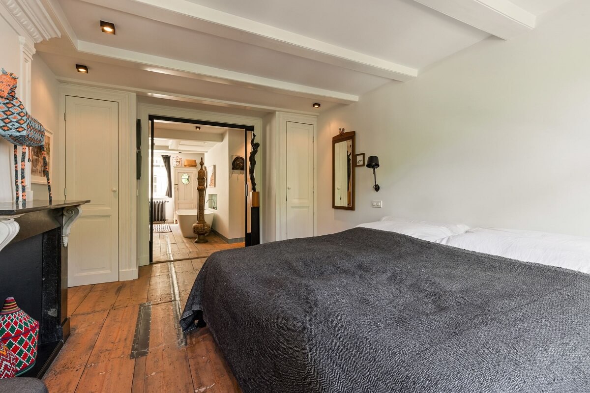A Family Home in a Historic Canal House 14 master-bedroom-en-suite-bathroom