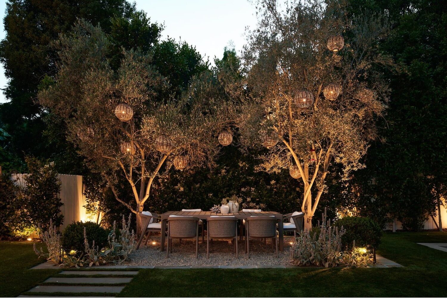 17 Shades of Pink in Fredrik Eklund's Beverly Hills Home 25 outdoor-dining-space-evening-lanterns-nordroom