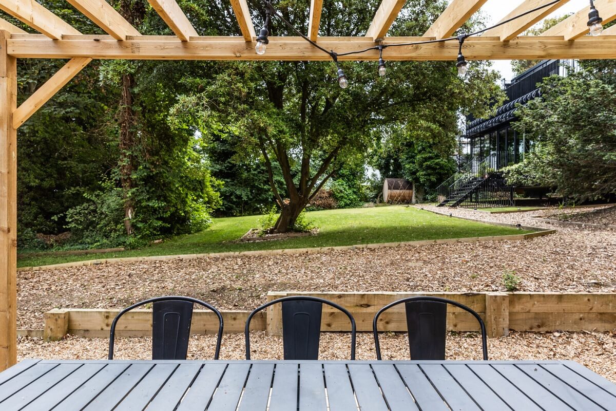 A Modern English Home with a Sculptural Facade 22 outdoor-dining-space-garden-modern-home-england-nordroom