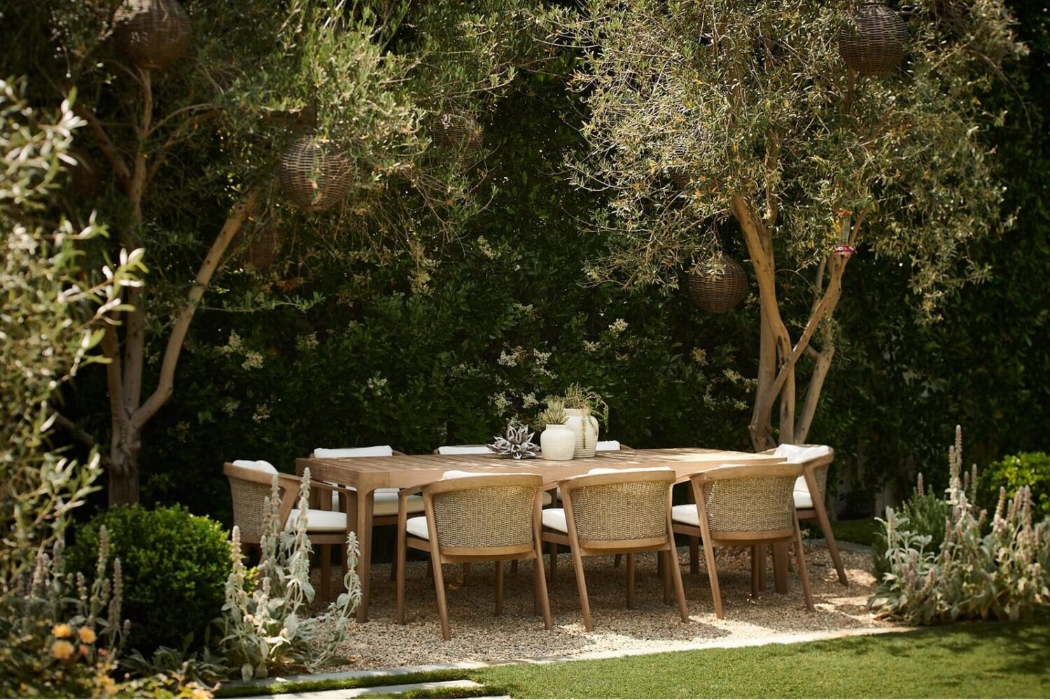 17 Shades of Pink in Fredrik Eklund's Beverly Hills Home 24 outdoor-dining-space-mansion-beverly-hills-nordroom