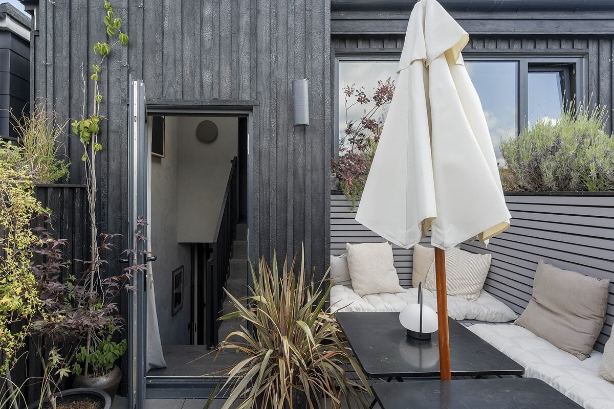 A Victorian House with Stylish Contemporary Interiors 17 roof-terrace-black-cladded-extension-nordroom