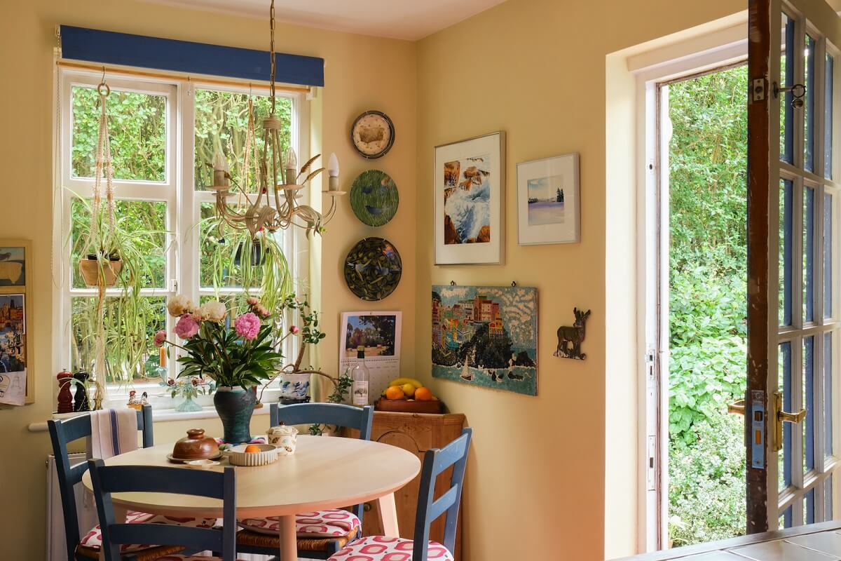 An English Cottage with Blue Color Accents 6 round-dining-table-blue-chairs-english-cottage-nordroom