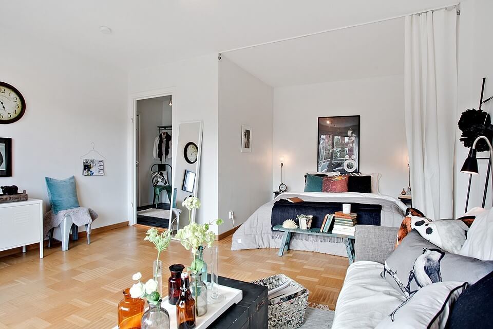 53 Studio Apartments with a Curtain Room Divider 42 scandinavian-studio-apartment-white-curtain-nordroom