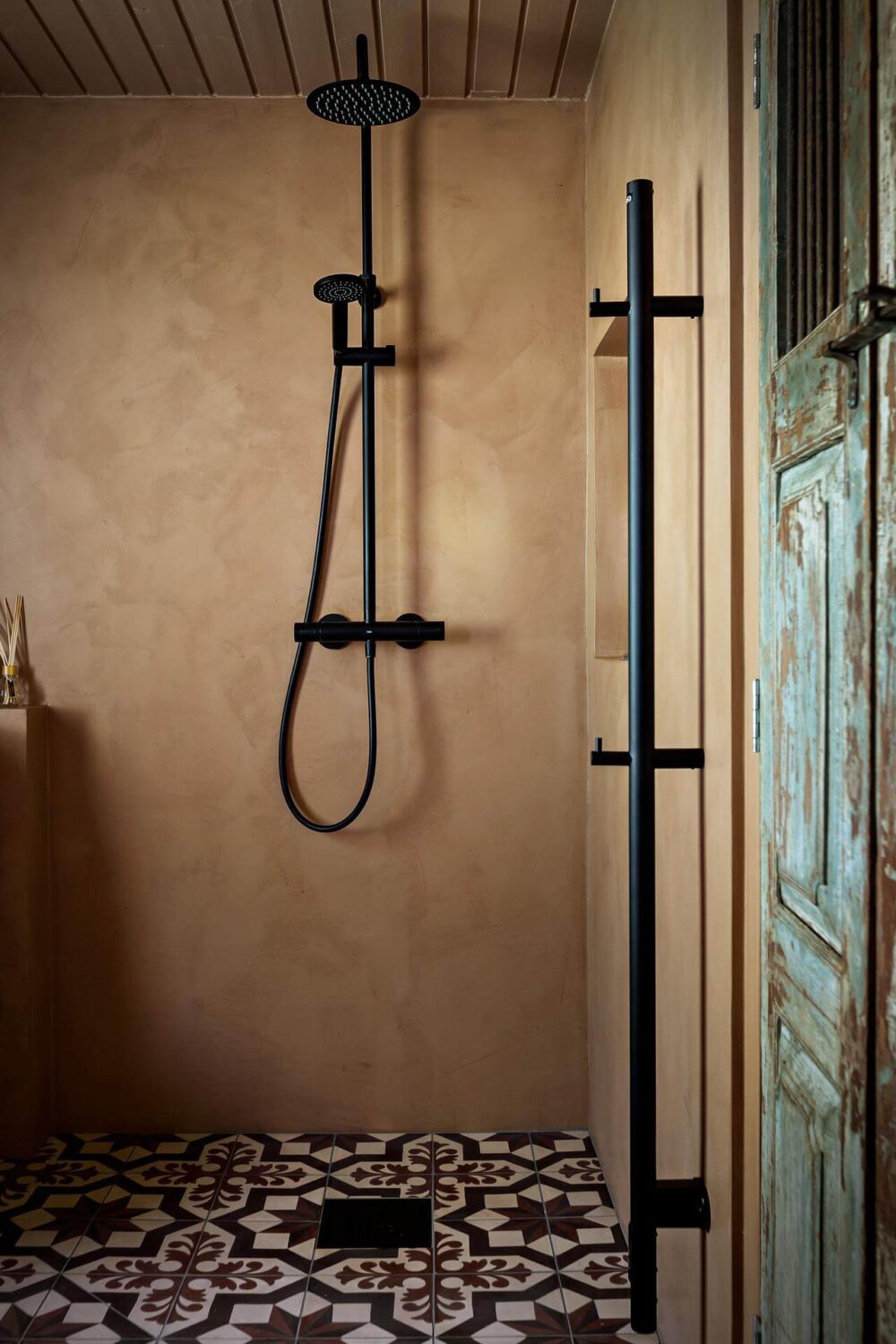 89 Pink Bathroom Ideas: From Hot Pink Walls to Blush Tiles 37 shower-plaster-pink-wall-black-white-floor-tiles-nordroom