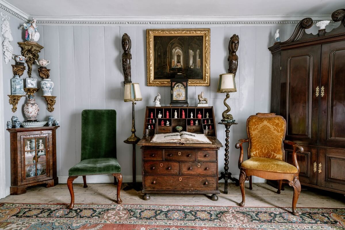 A Unique Historic House Near the English Coast 21 sitting-room-antiques