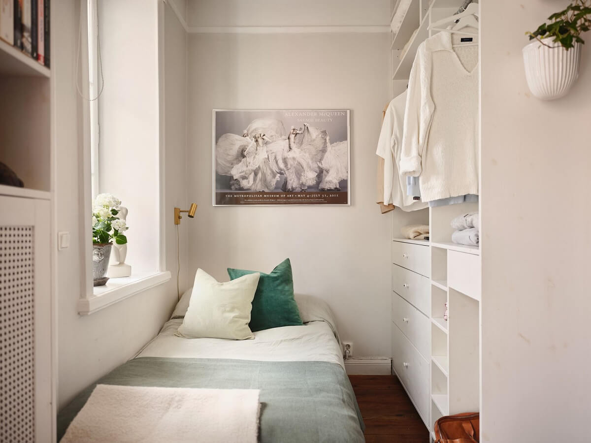 A Small Studio with a French Style Sitting Area 7 small-bedroom-niche-open-wardrobe-nordroom