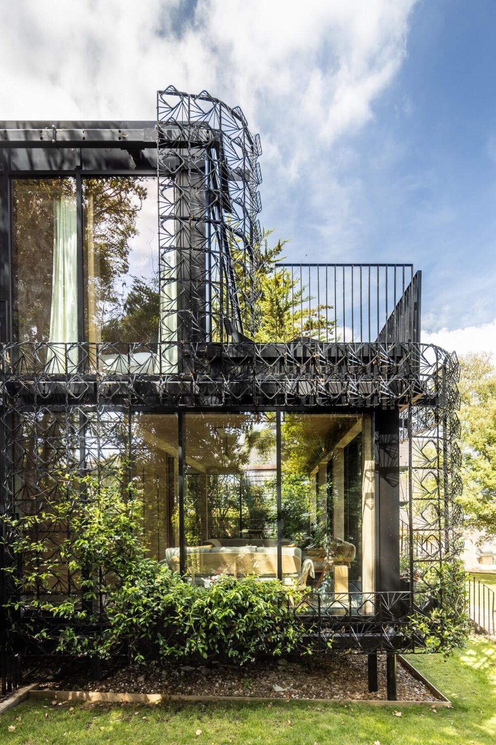 A Modern English Home with a Sculptural Facade 21 steel-and-glass-house-england-nordroom