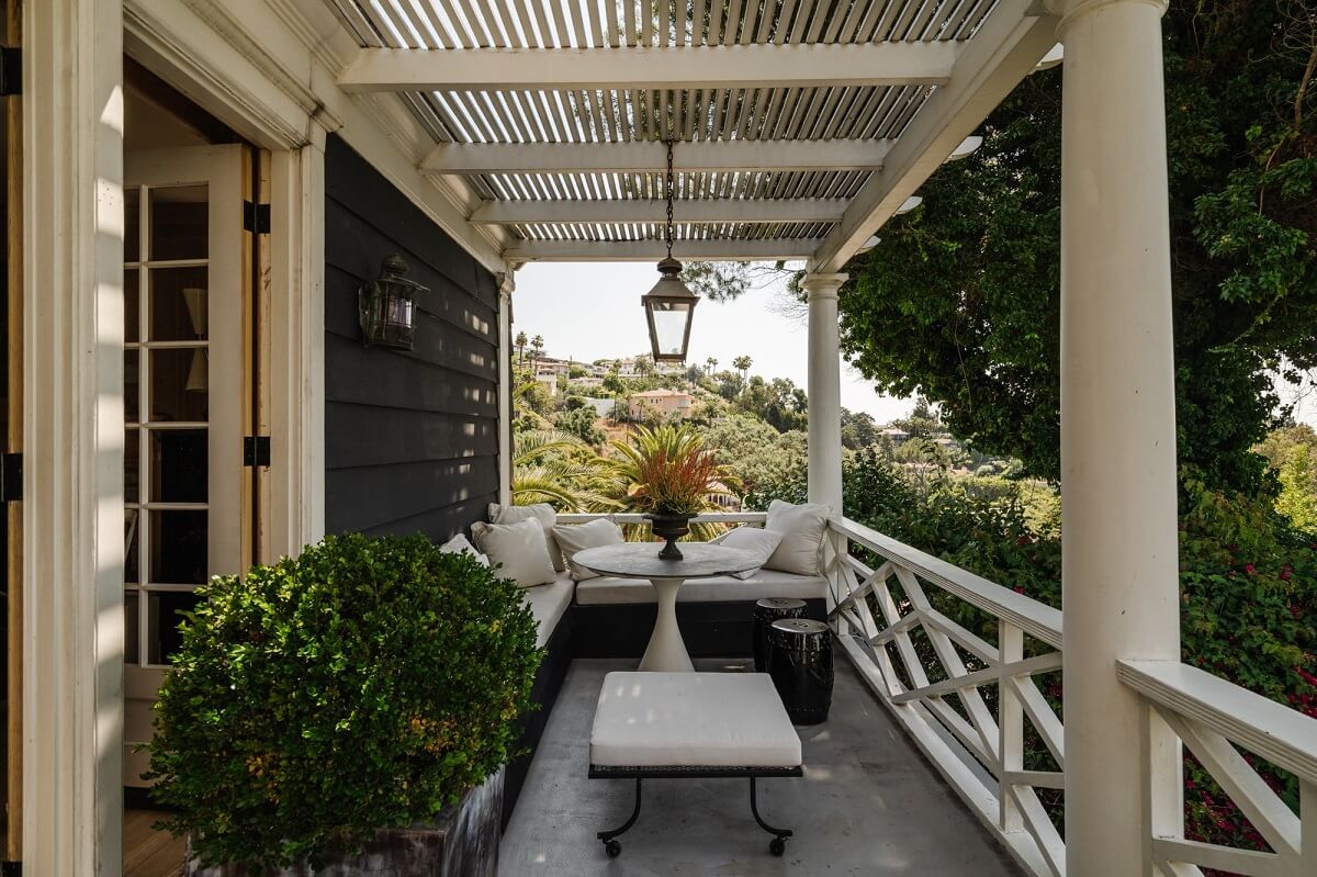 Black Accents in a Traditional Los Angeles Home 14 veranda-los-angeles-home-sh-group-nordroom