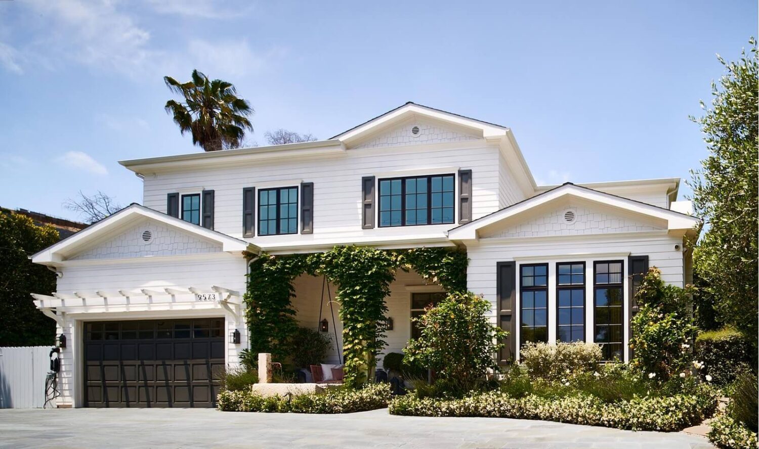 17 Shades of Pink in Fredrik Eklund's Beverly Hills Home 31 white-exterior-fredrik-eklund-home-nordroom
