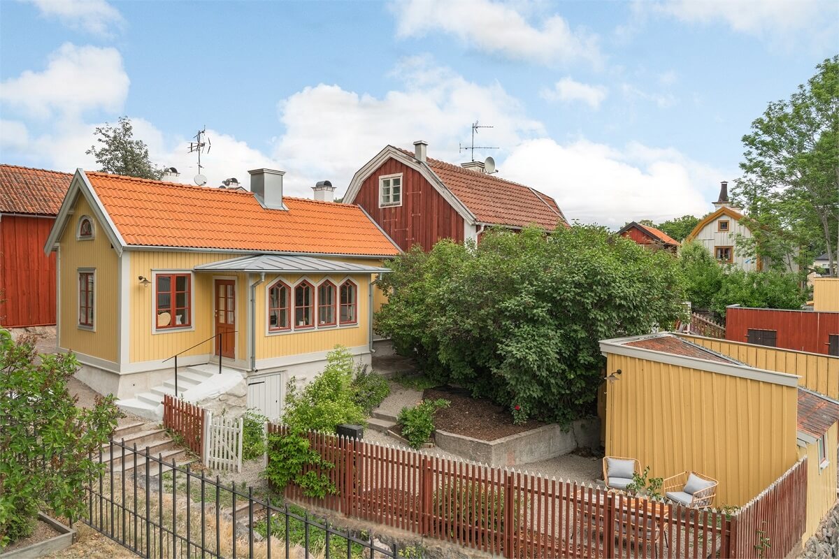 An Idyllic Small Swedish House with Wooden Beams 17 yellow-wooden-house-sweden-garden-nordroom