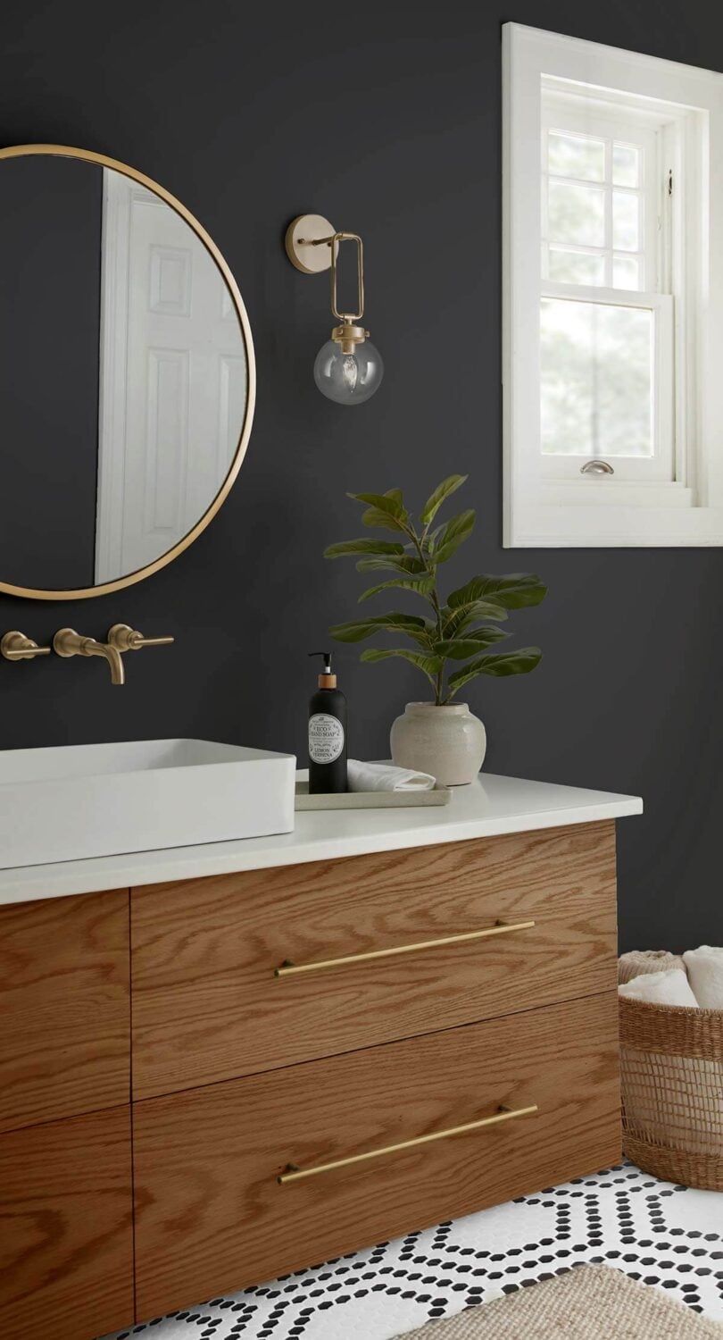 Behr Color of the Year 2024: Cracked Pepper 7 bathroom-dark-gray-wall-cracked-pepper-behr-color-of-the-year--nordroom