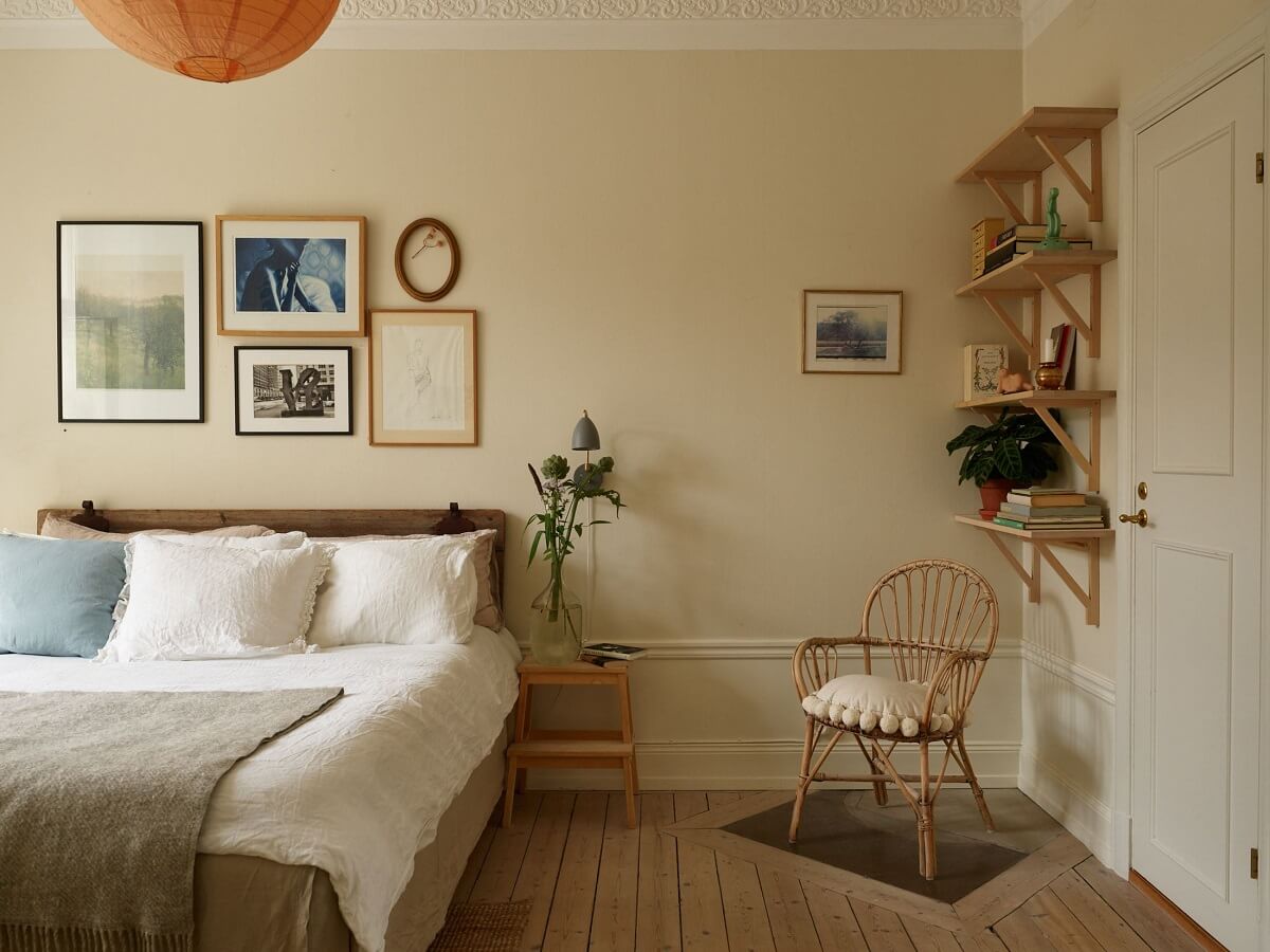 Beige Walls in a Serene Family Apartment in Sweden 15 bedroom-gallery-wall-beige-walls-shelves-nordroom