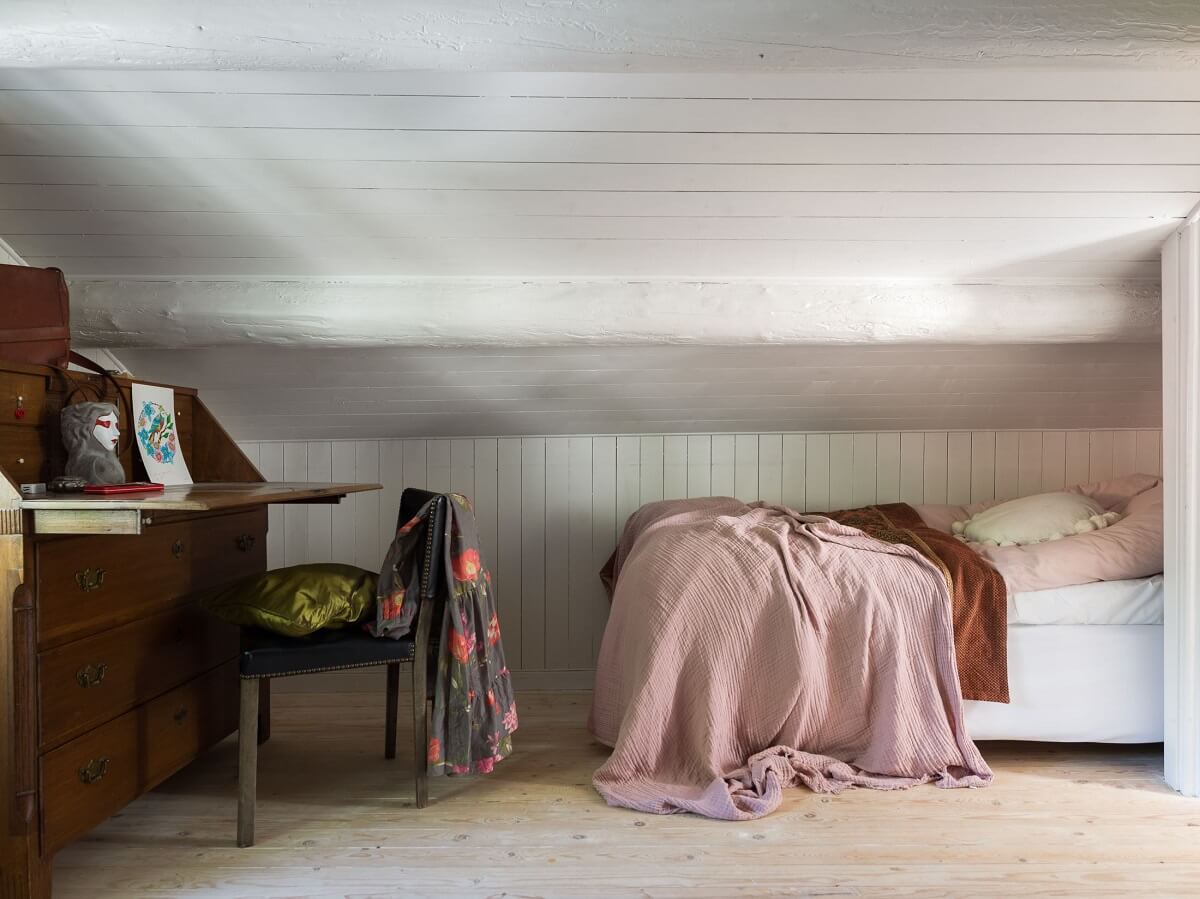 A Rustic Log Cabin With A Green Bathroom 13 bedroom-slanted-ceiling-writing-desk-nordroom
