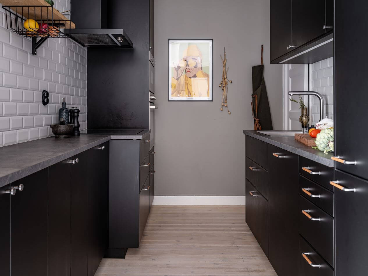A Gray Nordic Apartment with a Terracotta Bedroom 14 black-galley-kitchen-white-tiles-gray-wall-nordroom